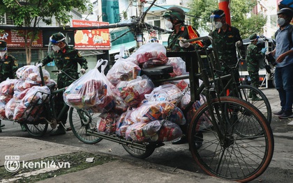 Ảnh: Quân đội dùng xe đạp thồ hàng trăm kg gạo và thực phẩm đến người dân trong hẻm nhỏ Sài Gòn