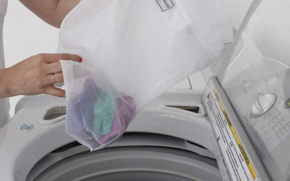 Giặt máy cửa trên làm quần áo nhanh "tã" nhưng chỉ một phụ kiện giá từ 10k sẽ giúp khắc phục dễ dàng!
