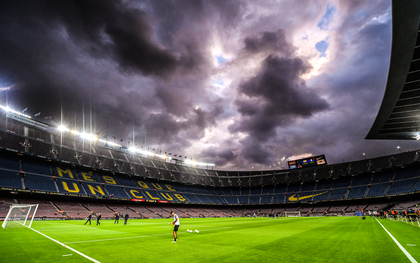 Bầu trời đen kịt bủa vây Camp Nou, Barcelona lại gây thất vọng tràn trề