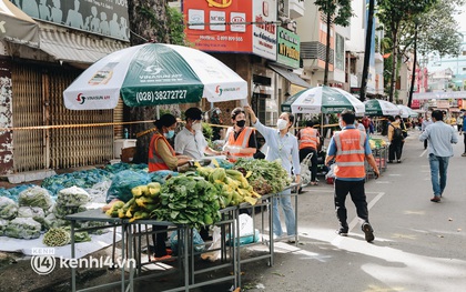 TP.HCM lần đầu họp chợ trên đường phố, người dân phấn khởi đi mua thực phẩm giá bình dân
