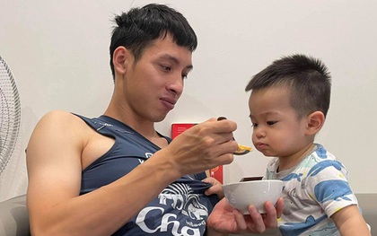 Con trai Hùng Dũng khóc oà khi bố xa nhà điều trị chấn thương