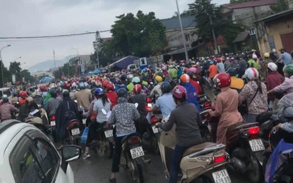 Công nhân Hà Nội sang Hoà Bình bị ùn ứ ở chốt kiểm soát