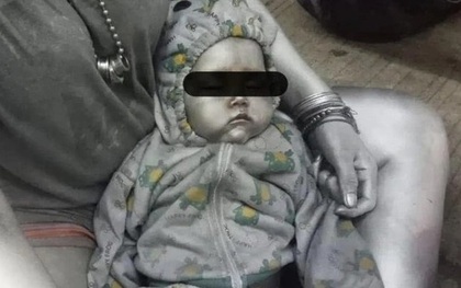 MXH lan truyền bức ảnh bé trai 10 tháng tuổi bị xịt sơn bạc đầy người, biết chân tướng sự việc cảnh sát lập tức bắt giữ bà mẹ
