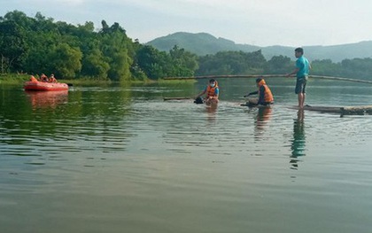 Lật nhà bè ở Thanh Hoá, 7 người bơi được vào bờ, 2 người đuối nước