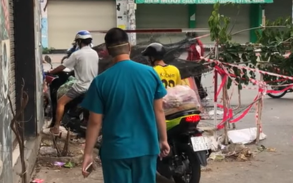 Phẫn nộ nhóm người lao xe qua rào cách ly, mặc kệ nhân viên y tế năn nỉ như bật khóc