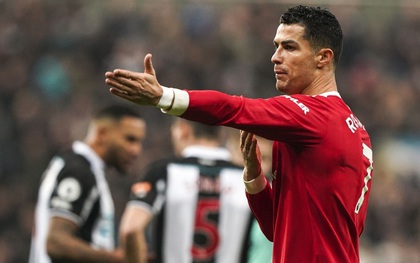 Ronaldo bị chỉ trích thậm tệ vì hành động 'gây ảnh hưởng xấu' tới MU