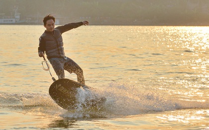 Giới nhà giàu Hà Nội chi hàng trăm triệu mua ván phản lực để "cưỡi ngựa" trên sông Hồng