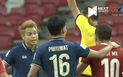 "Thánh cùi chỏ" Theerathon chơi xấu đến giây phút cuối cùng trước khi ĐT Thái Lan vô địch AFF Cup 2020