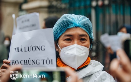 Ngày thứ 2, gần 50 y bác sĩ ở Hà Nội xuống đường cầu cứu vì bị "khất" lương 8 tháng: "Chúng tôi đã đến đường cùng, không còn lựa chọn nào khác"