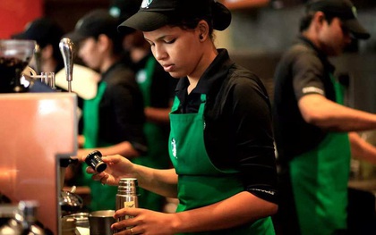 "Luật ngầm" trong mỗi cửa hàng Starbucks khiến nhân viên không được xịt nước hoa, sơn móng tay hay… nhíu mày, đọc xong chỉ muốn "tiền đình"!