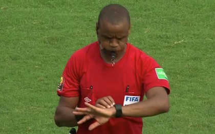 "Chuyện thật như đùa": Trọng tài tại cúp châu Phi 2021 thổi còi hết giờ ở phút... 86