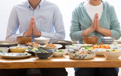 Đừng hỏi tại sao tuổi thọ trung bình người Nhật ngày càng cao: Làm được 3 điều ngay trong bữa tối giống như họ, bạn sẽ thấy ngay sự khác biệt