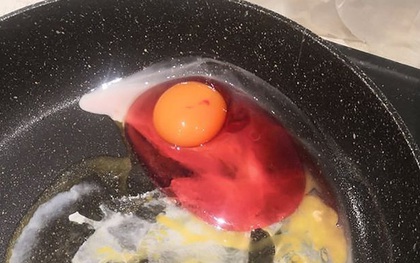 Đang chiên trứng phát hiện quả trứng có lòng trắng màu hồng trông đẹp mắt, người phụ nữ suýt ăn phải "Tử thần" nếu không đăng đàn chia sẻ