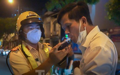 Tài xế méo mặt vì "uống vài lon" gặp ngay CSGT