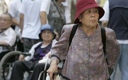 Bi kịch của người già Nhật Bản: Bị bạo hành bởi chính con cái, stress đến mức muốn vào tù để thoát khỏi sự cô đơn
