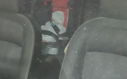 Nhận tin báo em bé bất động trong ô tô, cảnh sát đập cửa kính xông vào rồi chưng hửng, phải cúi đầu xin lỗi tới tấp