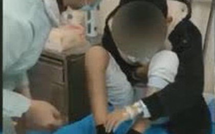 Con trai đau chân nhưng không cho ai chạm vào, kết luận của bác sĩ khiến cha mẹ lặng người