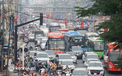 Ảnh: Cửa ngõ sân bay Tân Sơn Nhất, bến xe Miền Đông kẹt xe từ trưa đến chiều ngày cận Tết