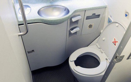 Tại sao nên đứng dậy trước khi xả toilet trên máy bay?
