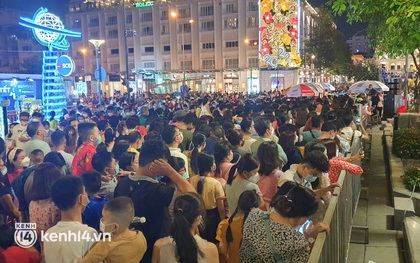 Ảnh: Hàng nghìn người chen chân tham quan đường hoa Nguyễn Huệ trong đêm khai mạc