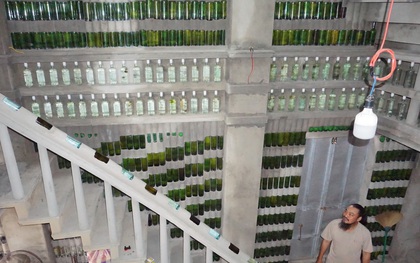 Bên trong ngôi nhà 2 tầng được xây dựng bằng hàng chục nghìn vỏ chai của "dị nhân" ở Hội An