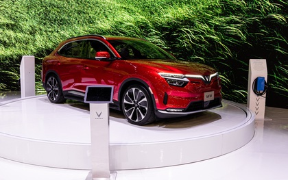 VinFast VF8 chốt giá từ 1,057 tỷ đồng: Ngang cỡ Mercedes-Benz GLC, đặt trước nhận voucher 150 triệu, tặng option thông minh trọn đời
