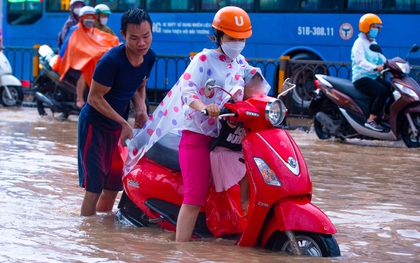 Nhiều tuyến đường ở TP.HCM bị ngập nặng trong mưa lớn chiều cuối tuần