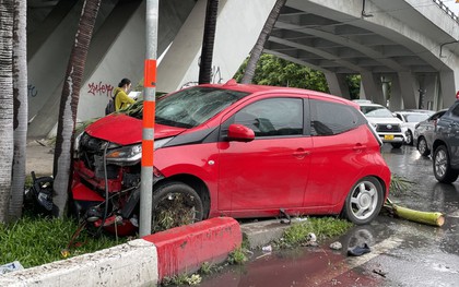 TP.HCM: Ô tô kéo lê xe máy lên bãi cỏ ven đường sau va chạm