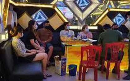 Chủ quán karaoke vác dao chém khách nhập viện