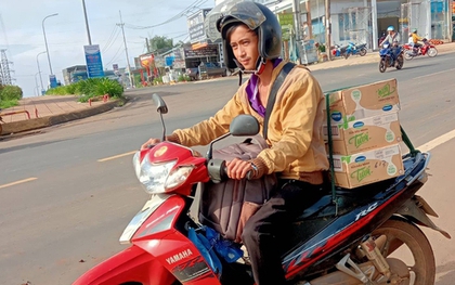 Người đàn ông chạy xe máy hơn 800km mang hàng cứu trợ đến người dân vùng lũ Nghệ An