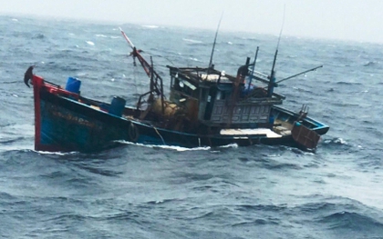 Hai tàu cá cùng 8 ngư dân Khánh Hòa bị chìm trên biển