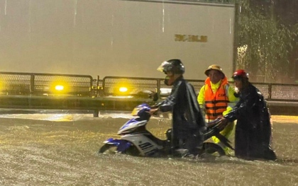 Thừa Thiên - Huế cấm lưu thông trên quốc lộ 1A, dân đưa ô tô lên cầu chạy lụt