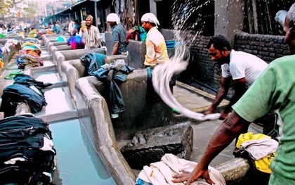 Xưởng giặt thủ công lớn nhất thế giới ẩn mình trong khu ổ chuột giữa lòng thành phố hiện đại ở Ấn Độ