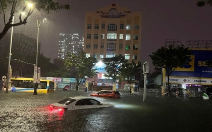 Hàng loạt tỉnh, thành phố miền Trung cho học sinh nghỉ vì mưa lũ