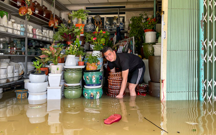 Huế: Hàng hoá bị lũ nhấn chìm, tiểu thương khóc nghẹn