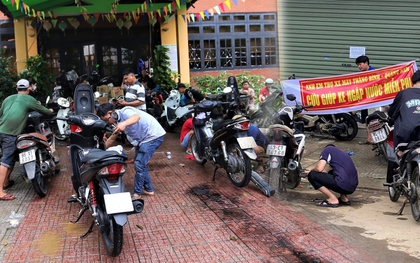 Người Quảng Nam rủ nhau ra sửa xe miễn phí cho người dân Đà Nẵng sau mưa lũ lịch sử