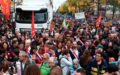 Người biểu tình tuần hành ở Paris trong bối cảnh thiếu nhiên liệu và lạm phát