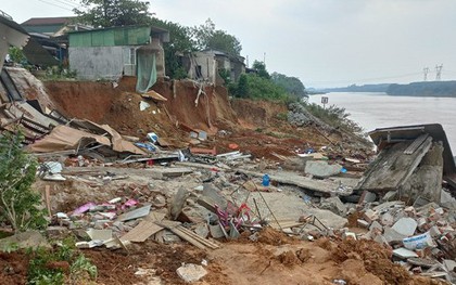 Vụ căn nhà cạnh sông Thạch Hãn đổ sập: Bố cố gắng đẩy con trai ra ngoài