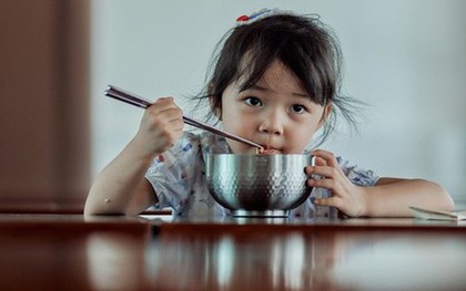 Khi ăn cơm, nếu con có các biểu hiện này, tương lai đa phần sẽ khó thành việc lớn: IQ kém đáng buồn, nhưng EQ kém còn tệ hại hơn