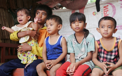 5 đứa trẻ đói ăn trong căn chòi dột nát: "Nhà con nghèo lắm rồi, mẹ đừng sinh em nữa"