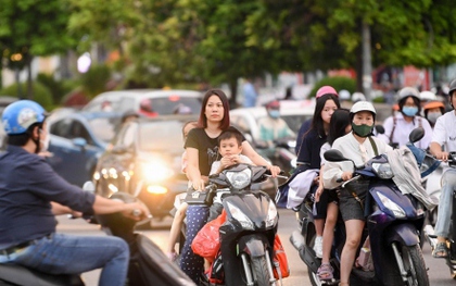 Nhan nhản phụ huynh đưa đón con để đầu trần, vượt đèn đỏ trên đường phố Hà Nội