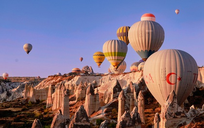 Bay khinh khí cầu trên những kỳ quan ở Cappadocia