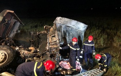 Xe tải đâm nhau rồi bốc cháy ở Thanh Hóa, hai người tử vong trong cabin