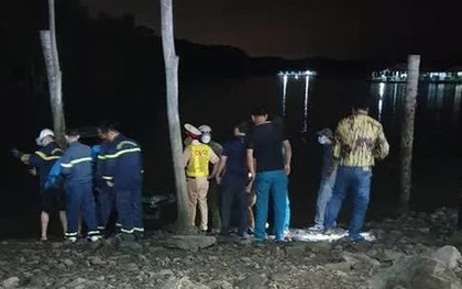 Đồng Nai: Ớn lạnh hai vỏ lãi tông nhau, 5 người rơi xuống sông