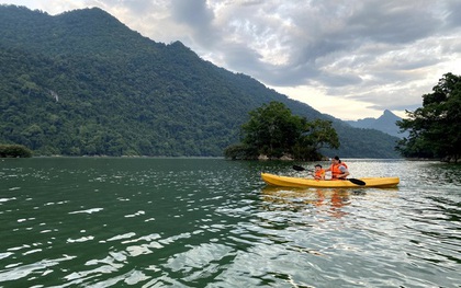 Về hồ Ba Bể chèo thuyền kayak, săn mây Đồn Đèn