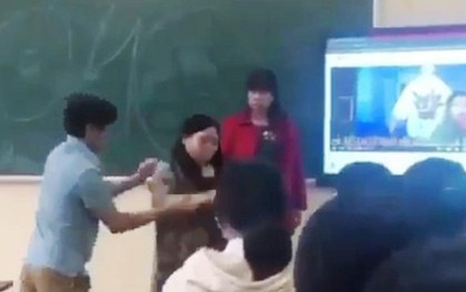 Xôn xao clip nam giáo viên khóa tay, xô đẩy nữ đồng nghiệp ra khỏi lớp
