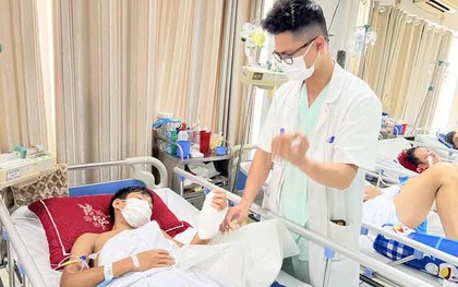 Mày mò làm thước kẻ gỗ, thiếu niên 13 tuổi bị máy cưa cắt đứt bàn tay