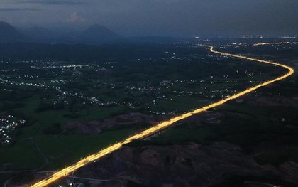 Vì sao cao tốc đẹp nhất Việt Nam có chiếu sáng thông minh nhưng... tối om?