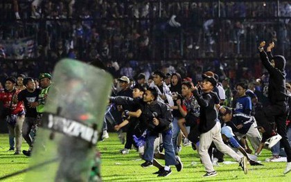Thảm kịch bóng đá kinh hoàng ở Indonesia: Ai chịu trách nhiệm?