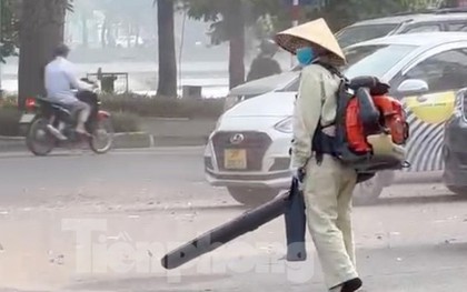 Chuyện lạ ở Hà Nội: Nhân viên vệ sinh ''thổi'' bụi, rác mù trời